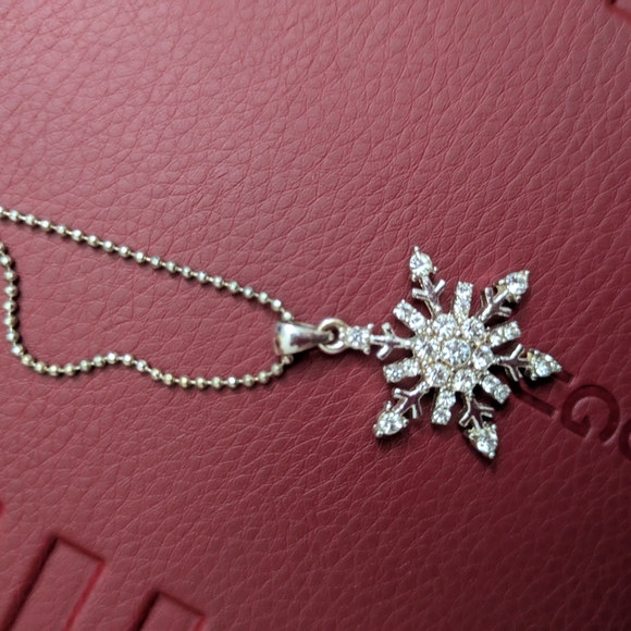 Jewelry - Elegant Silver Snowflake Pendant Necklace